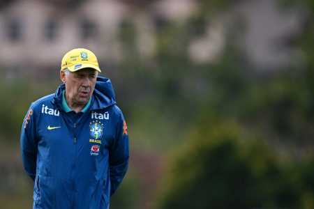 Carlo Ancelotti no comando do treino da Seleção Brasileira na Granja Comary