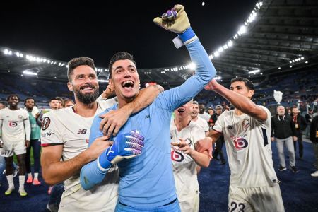 Berke Ozer e Oliver Giroud comemorando vitória do Lille sobre a Roma na Liga Europa