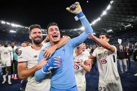 Berke Ozer e Oliver Giroud comemorando vitória do Lille sobre a Roma na Liga Europa