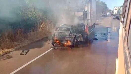Carro ficou totalmente destruído
