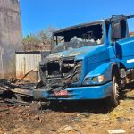Incêndio destrói caminhão e atinge outros dois veículos em Montes Claros