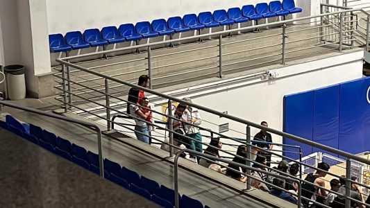 Nyeme acompanha partida do Gerdau Minas com a filha Antonella na Arena UniBH