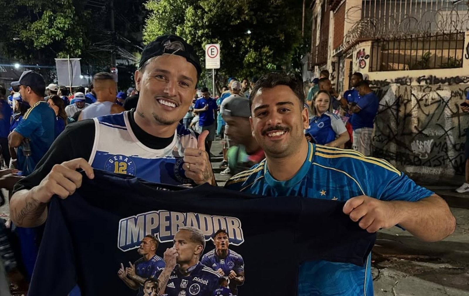 Campeão pelo Cruzeiro acompanha duelo com Flamengo junto à torcida no Maracanã