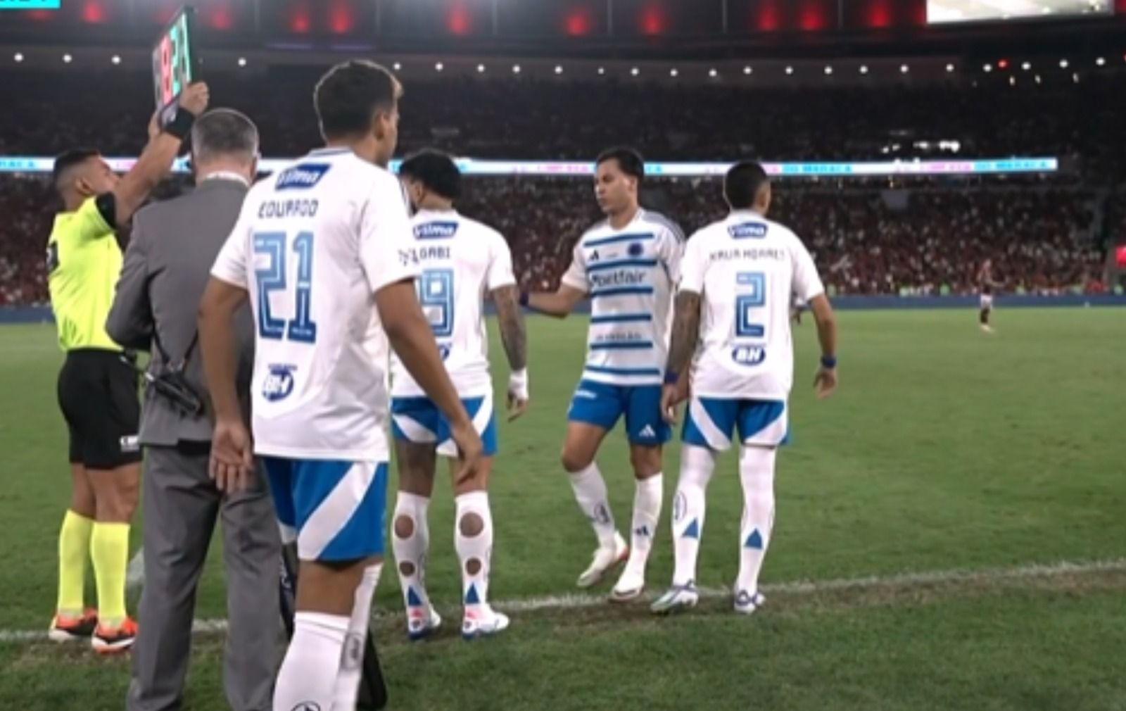 Jovem entra em 'emergência' contra Flamengo e faz estreia pelo Cruzeiro
