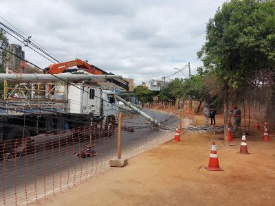 Av. dos Andradas interditada após carro derrubar poste no sentido Centro de BH