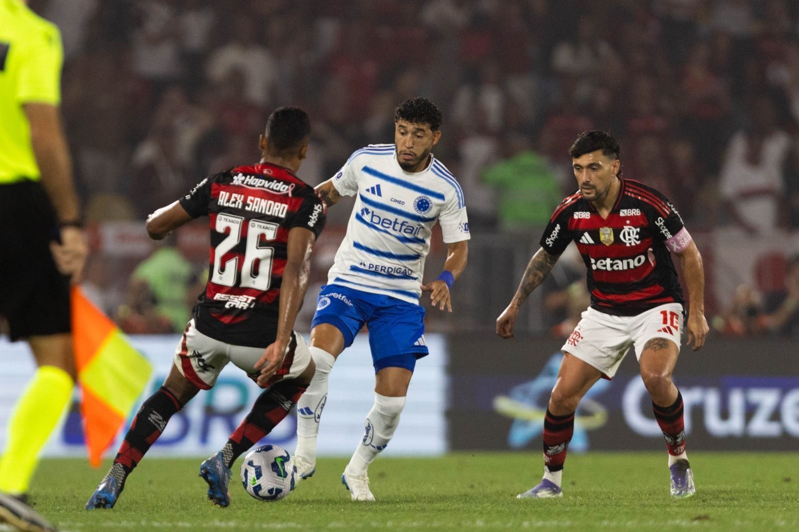 Árbitro explica por que expulsou jogador do Cruzeiro em duelo com Flamengo