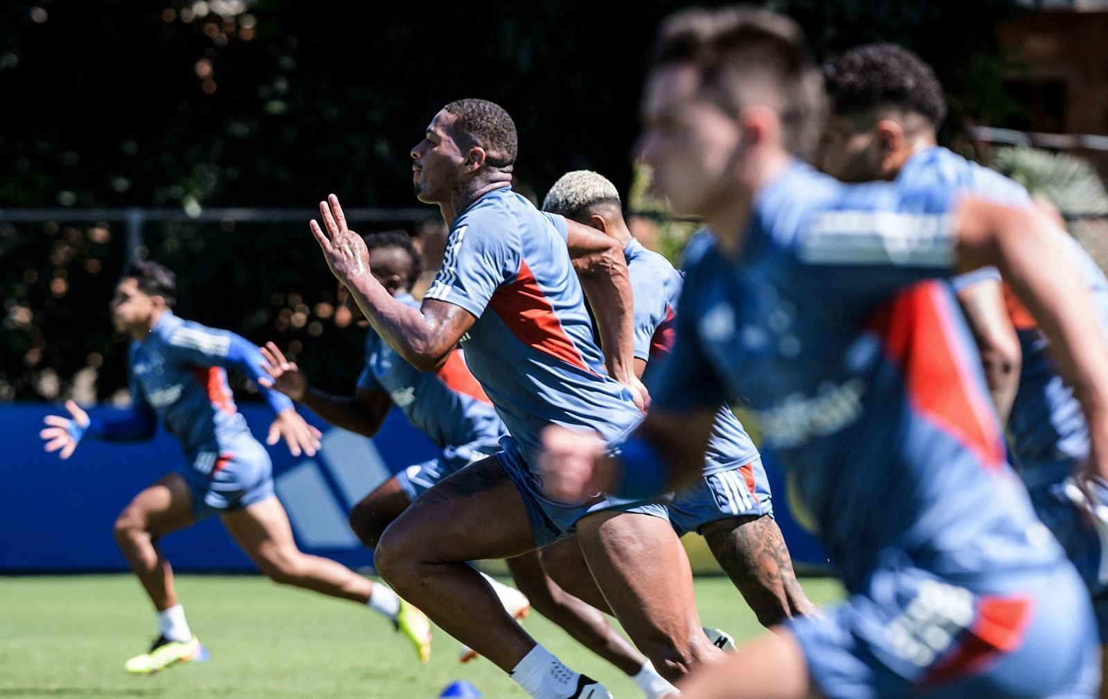 Com grave lesão, zagueiro retorna ao Brasil para ser operado por médico do Cruzeiro