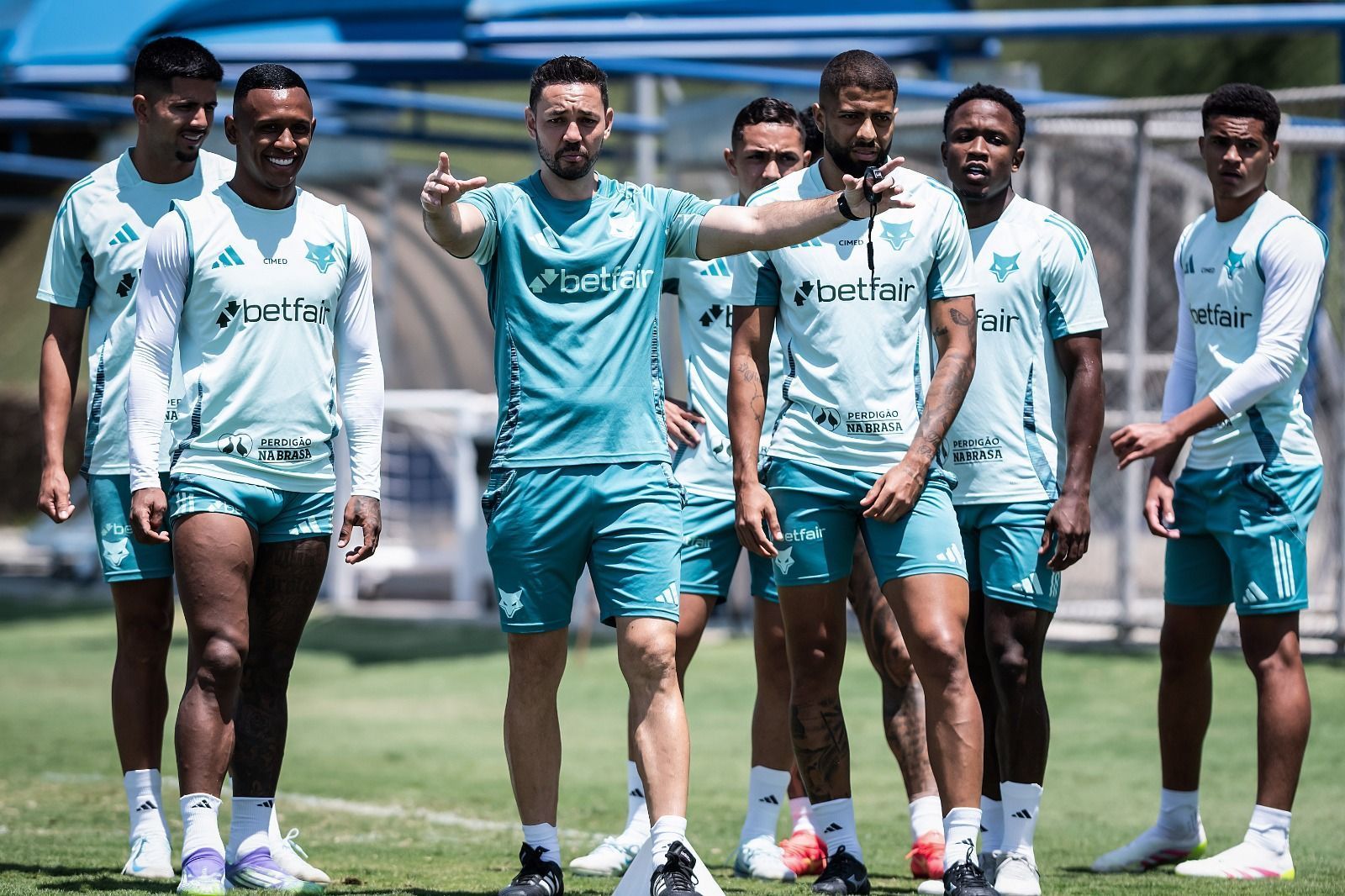 Sem atacante e com dupla, Cruzeiro inicia preparação para duelo com Sport