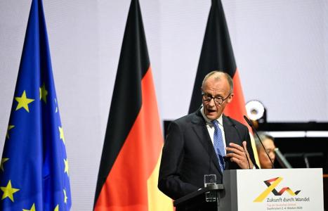 Em dia de celebração da reunificação da Alemanha, chanceler Friedrich Merz fez um apelo à nação por união em meio a mudanças na ordem econômica mundial e à ascensão de autocracias