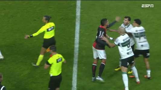 Édson, do Botafogo-SP, agride Zeca, do Coritiba