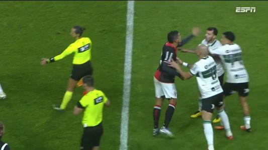 Édson, do Botafogo-SP, agride Zeca, do Coritiba