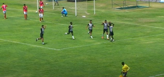 Jogadores do Atlético celebram gol sobre o Uberaba pelo Mineiro Sub-20