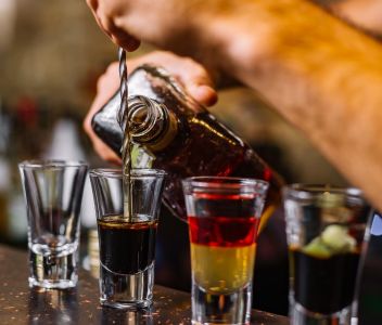 Despejando bebida alcoólica em copos