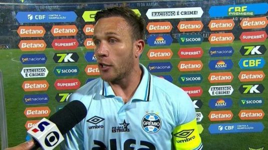Arhur, do Grêmio, dispara contra a arbitragem após expulsão polêmica de Kannemann, neste sábado (4), contra o Bragantino