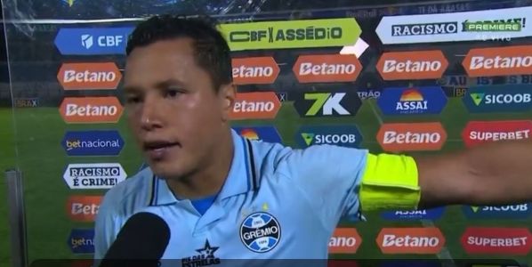 Marlon na saída de campo após a derrota do Grêmio para o RB Bragantino