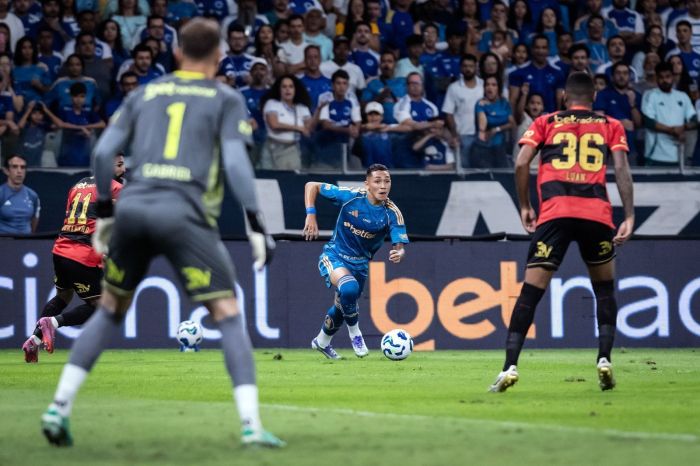 Kauã Moraes em ação pelo Cruzeiro contra o Sport