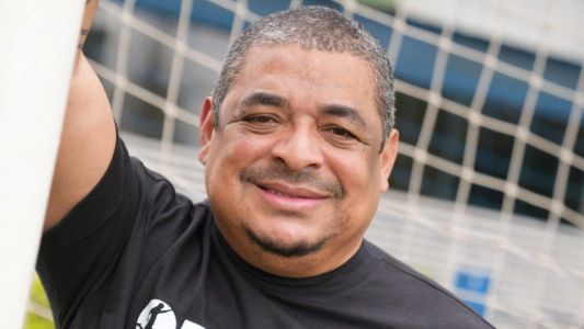 Ex-jogador Vampeta posa para foto que lembra ensaio sensual realizado em 1999