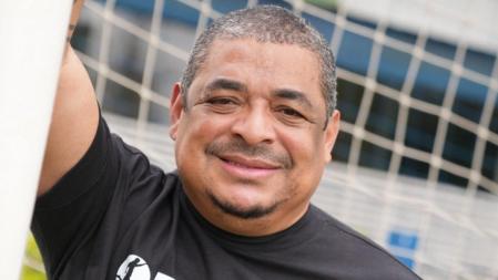 Ex-jogador Vampeta posa para foto que lembra ensaio sensual realizado em 1999