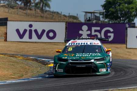 Rafael Suzuki, da TMG Racing, em ação na oitava etapa da temporada - disputada no Autódromo Velocitta