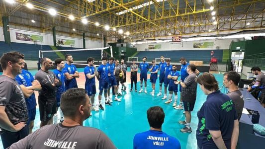 Jogadores do Joinville Vôlei em reapresentação para a temporada 2025/2026