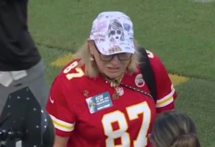 Donna Kelce, sogra de Taylor Swift, antes do jogo entre Chiefs e Jaguars