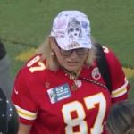 NFL: sogra de Taylor Swift usa adereços especiais antes de jogo dos Chiefs