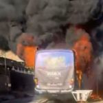 Ônibus em chamas: bombeiros usam 2,5 mil litros de água para controlar incêndio em Contagem; assista