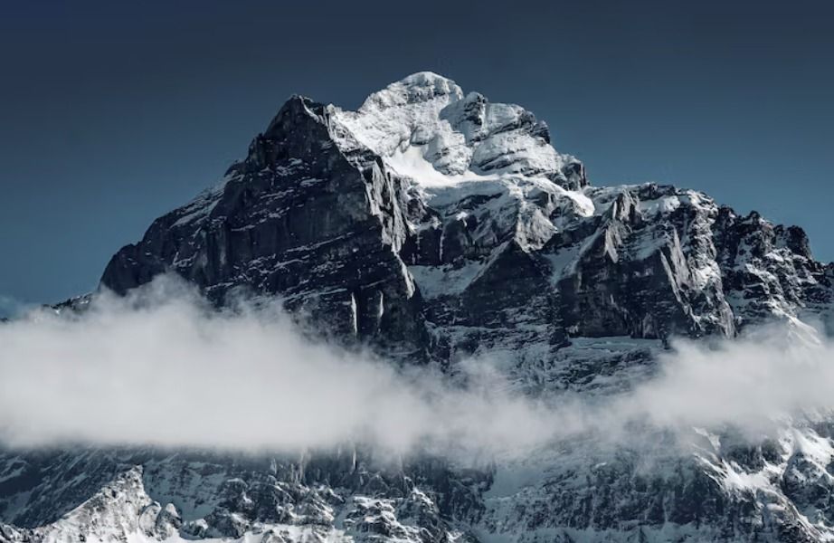 Invasão ao Everest: pico mais alto do mundo bate recorde com 274 escaladores