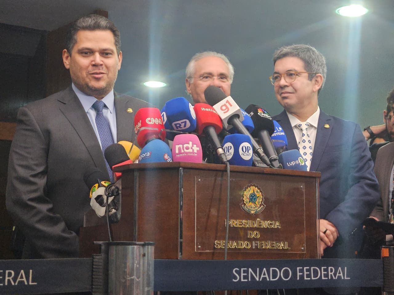 Alcolumbre anuncia Renan Calheiros como relator da proposta de isenção do IR