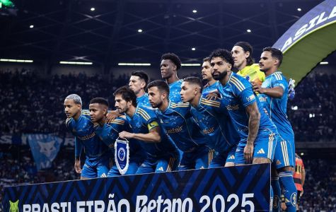Jogadores do Cruzeiro perfilados antes de jogo da Série A do Campeonato Brasileiro