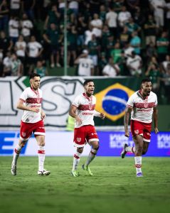 Time do CRB celebra gol diante do Goiás, nesta terça-feira (7), na Serrinha, em Goiânia