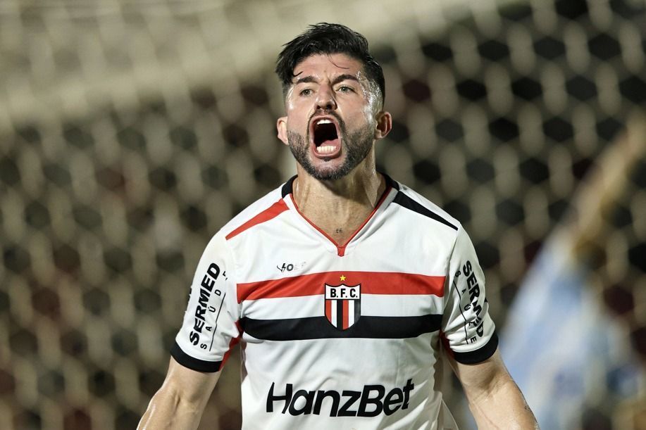 Botafogo-SP vence com gol no fim, 'afunda' Paysandu e respira na Série B