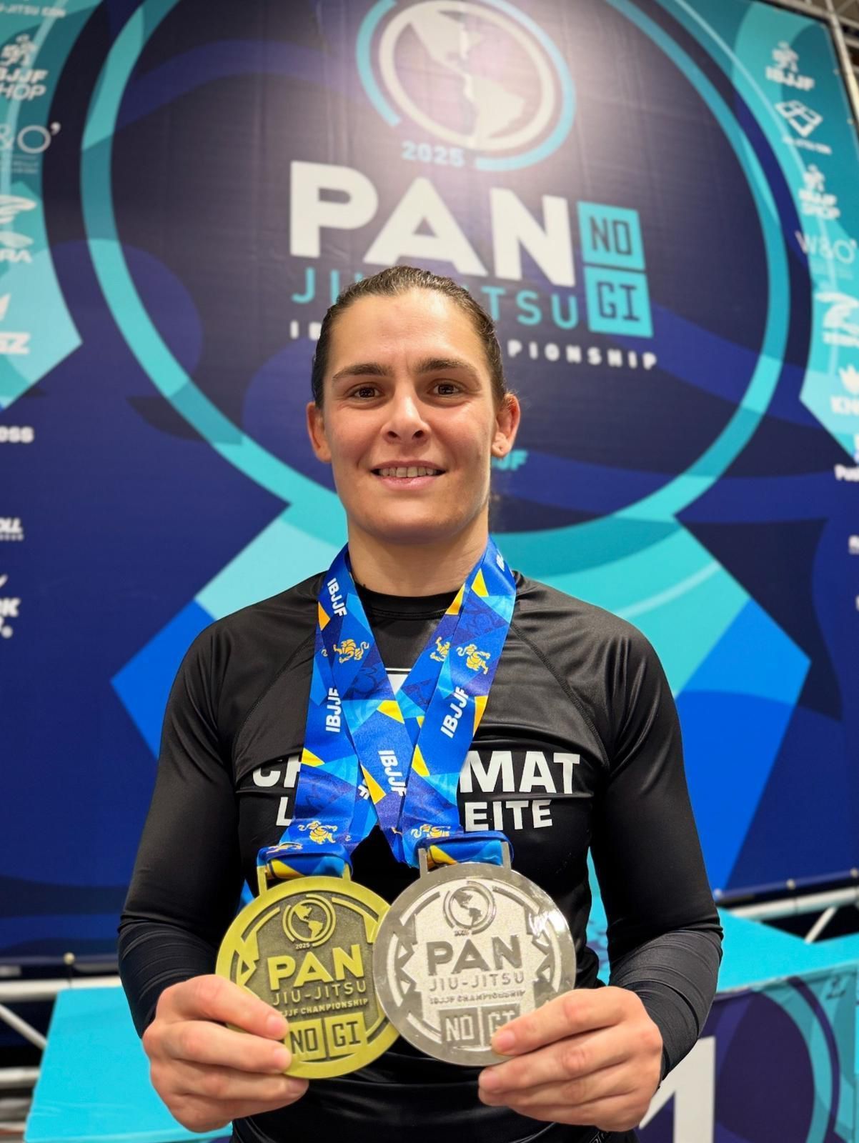Atleta mineira conquista medalha de prata em campeonato de jiu-jitsu nos EUA