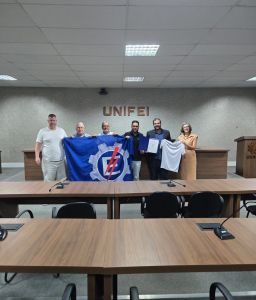 Luiz Kriwat (gestor do futebol), Luiz Carlos Capasciutti (Presidente Yuracan), Amauri Graciani (VP Yuracan), Vitor Colares (representante dos investidores da SAF), Marcel Parentoni (Reitor Unifei) e Janaína Santos (Vice-Reitora Unifei)