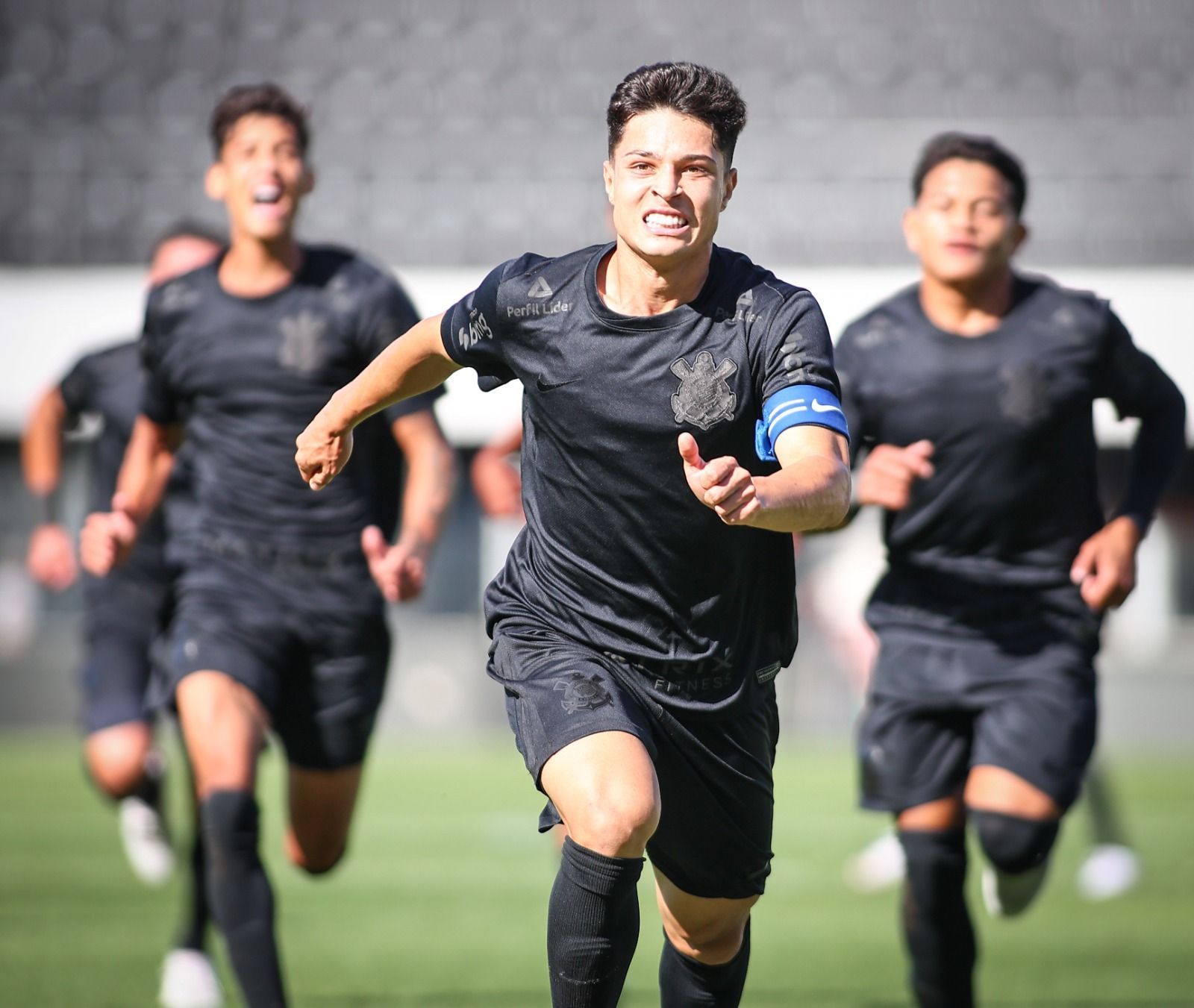 Corinthians encaminha renovação de lateral-direito do sub-20; veja detalhes