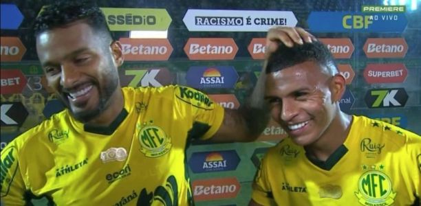 Reinaldo e Negueba, jogadores do Mirassol, após partida com o Fluminense