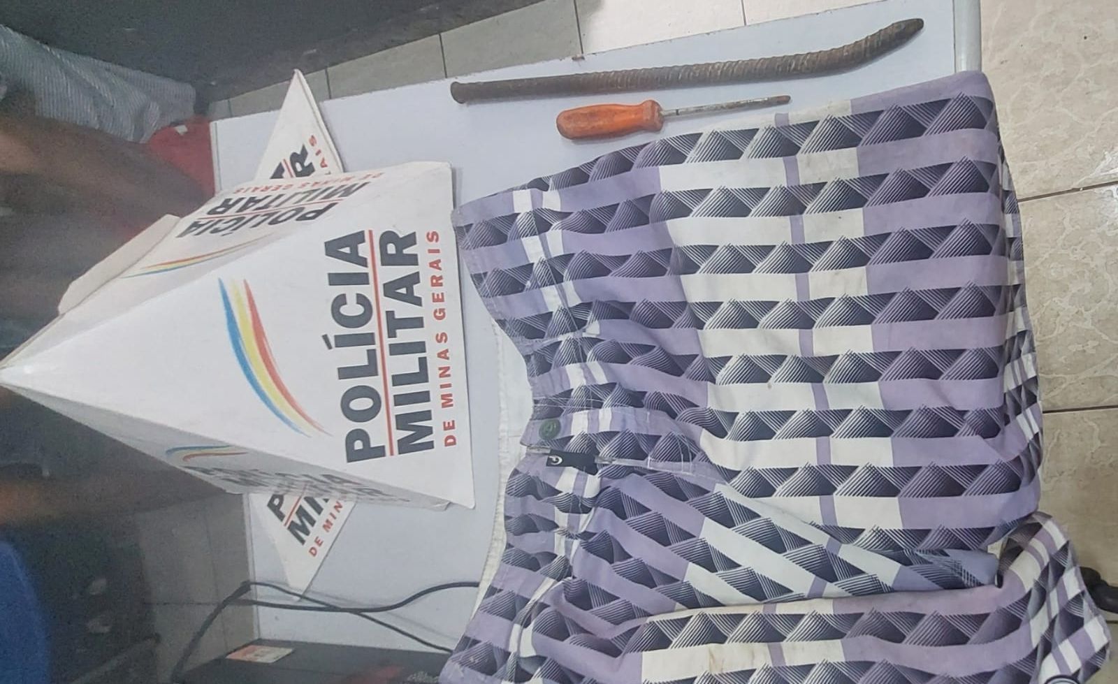 Homem arromba estabelecimentos comerciais em Ipatinga com tampa de bueiro