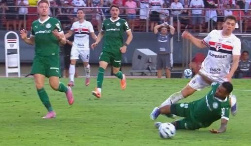 Allan escorrega e derruba Tapia dentro da área