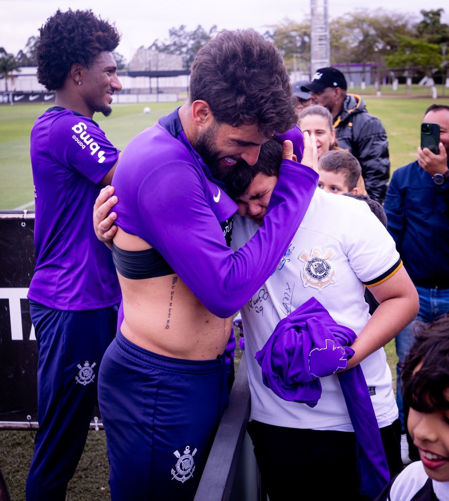 Jogadores do Corinthians recebem visita de ONG; veja fotos