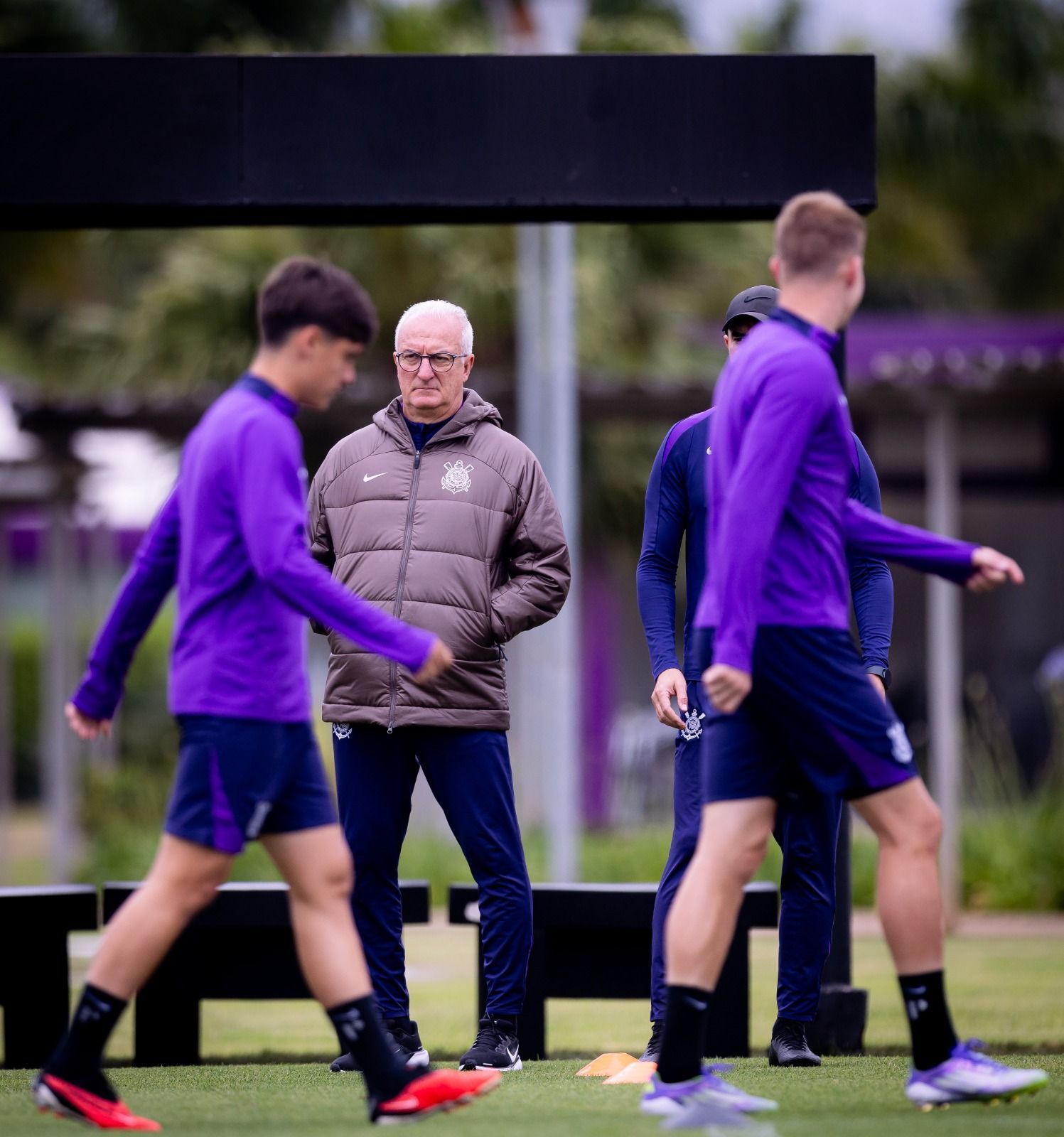Em busca de soluções no Corinthians, Dorival consolida esquema com três zagueiros