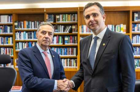 Luis Roberto Barroso, ex-presidente do STF e Rodrigo Pacheco, ex-presidente do Senado