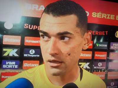 Goleiro Santos em entrevista na saída de campo do Estádio Baenão, em Belém