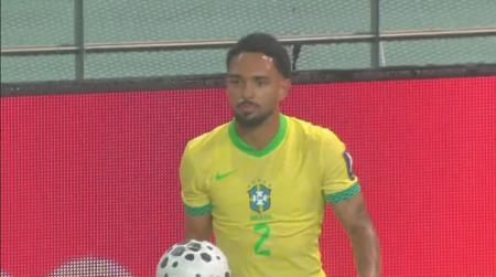 Vitinho, lateral-direito do Botafogo, em ação no Campeonato Brasileiro