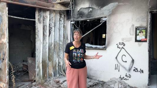 Irit Lahav, argentina que vive em Israel, mostra as ruínas da kibutz Nir Oz - comunidade agrícola ao lado da Faixa de Gaz