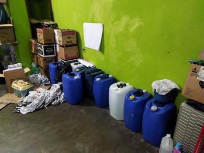 Galões encontrados em fábrica clandestina de bebidas alcoólicas de São Bernardo do Campo