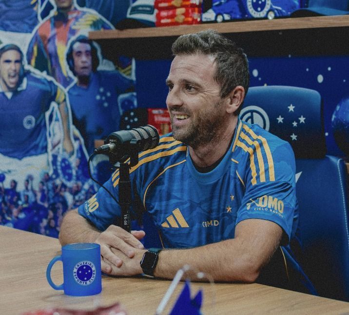 Ídolo do Cruzeiro, Montillo faz visita especial à Toca da Raposa II