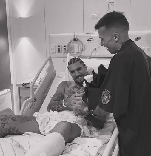 Após cirurgia, Lyanco recebe visita de titular do Atlético e se declara