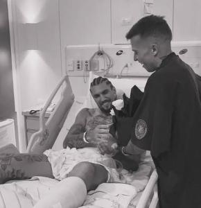 Lyanco recebe visita de Bernard após cirurgia no tendão de Aquiles