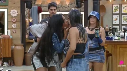 Carol Lekker dá selinho em Yoná durante briga em A Fazenda 17