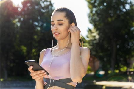 Mulher usando fones de ouvido